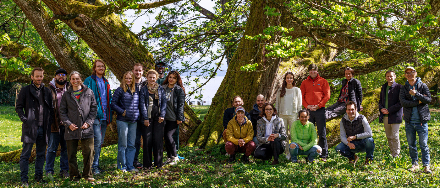 LEMG working group in front of a tree.